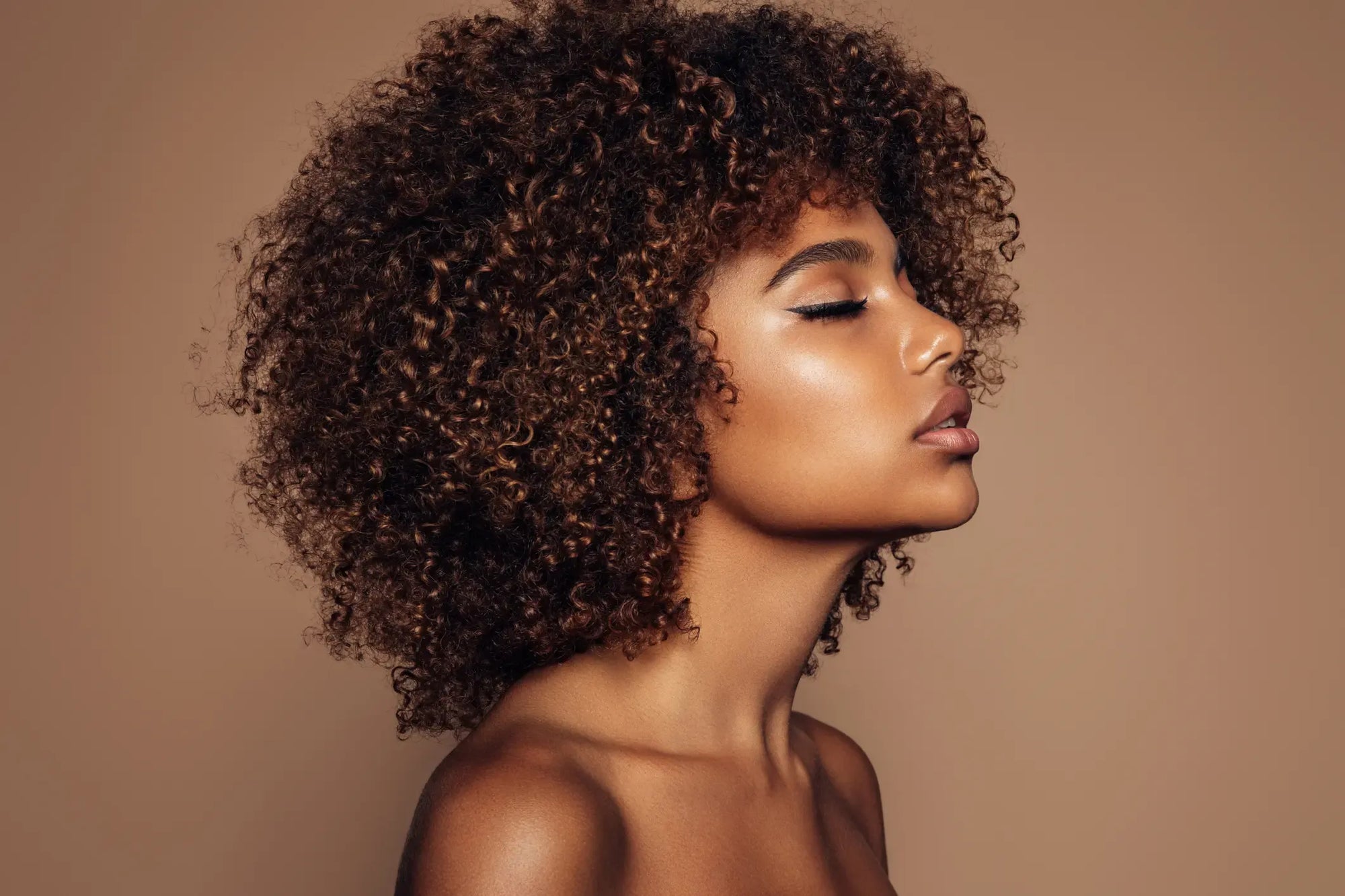 Femme aux cheveux texturés bouclés - Soins capillaires naturels Flérisse 